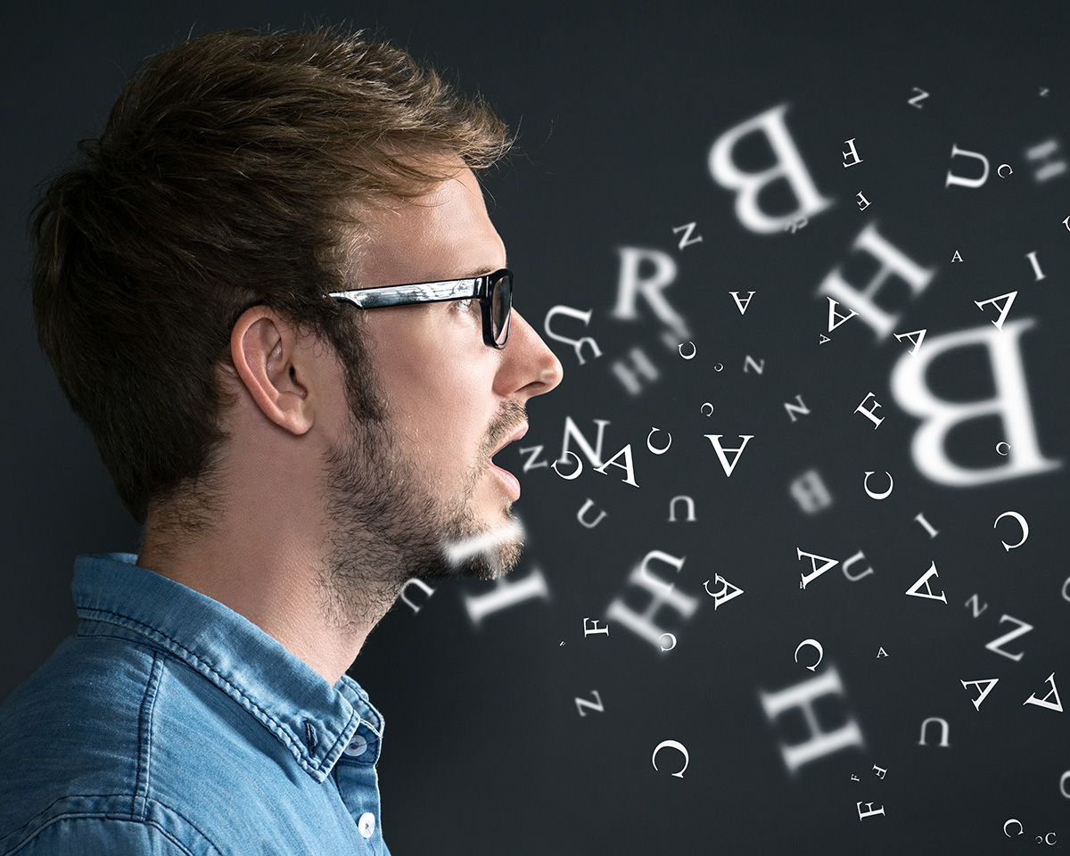 Profilansicht eines Mannes mit Brille, aus dessen Mund Buchstaben in die Luft strömen.